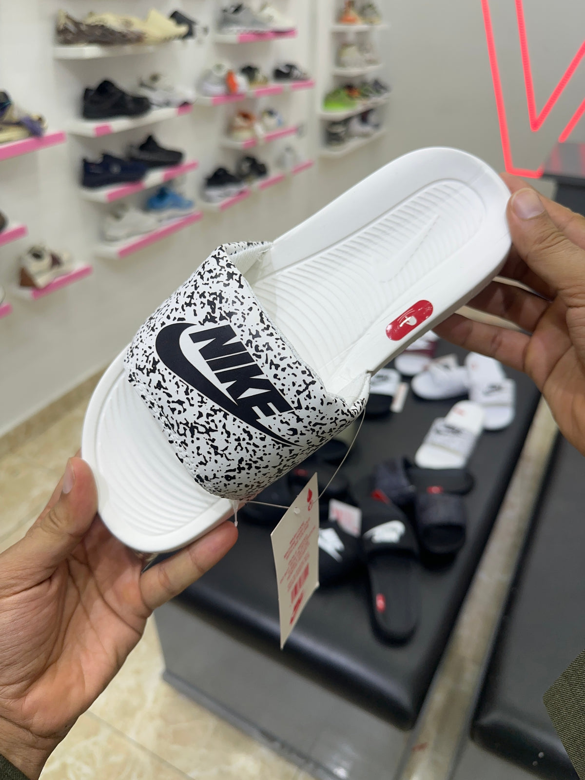 Nike Victori One (Nike Tick) - White Black T4