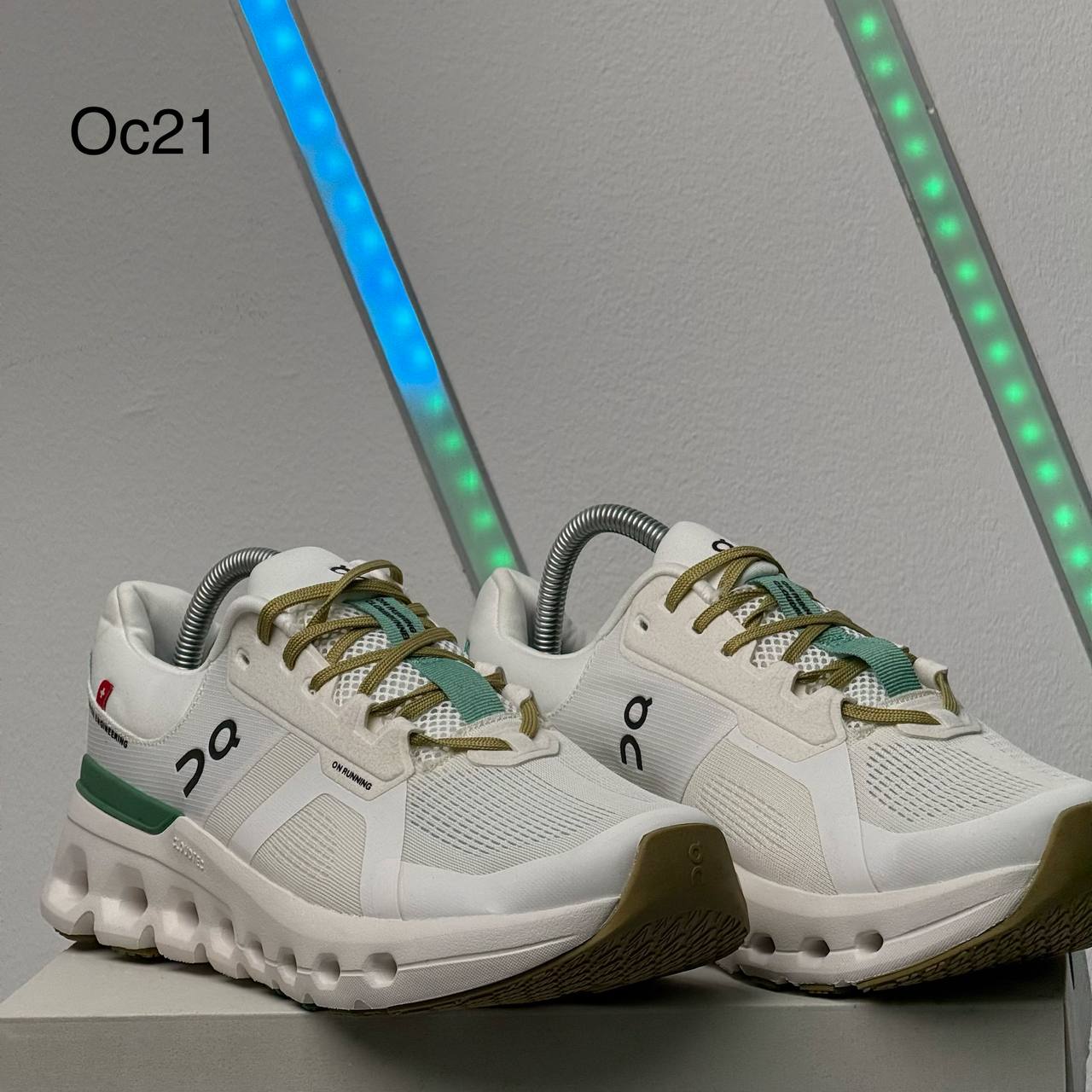 On Cloud Cloudrunner 2  "White Green"