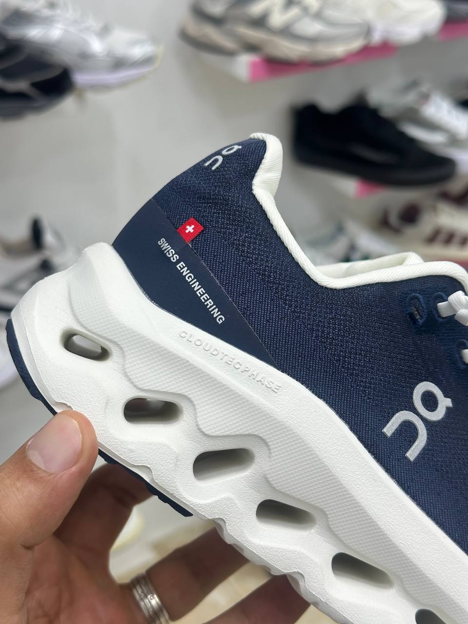 On Running Cloudtilt navy blue white sole&assents