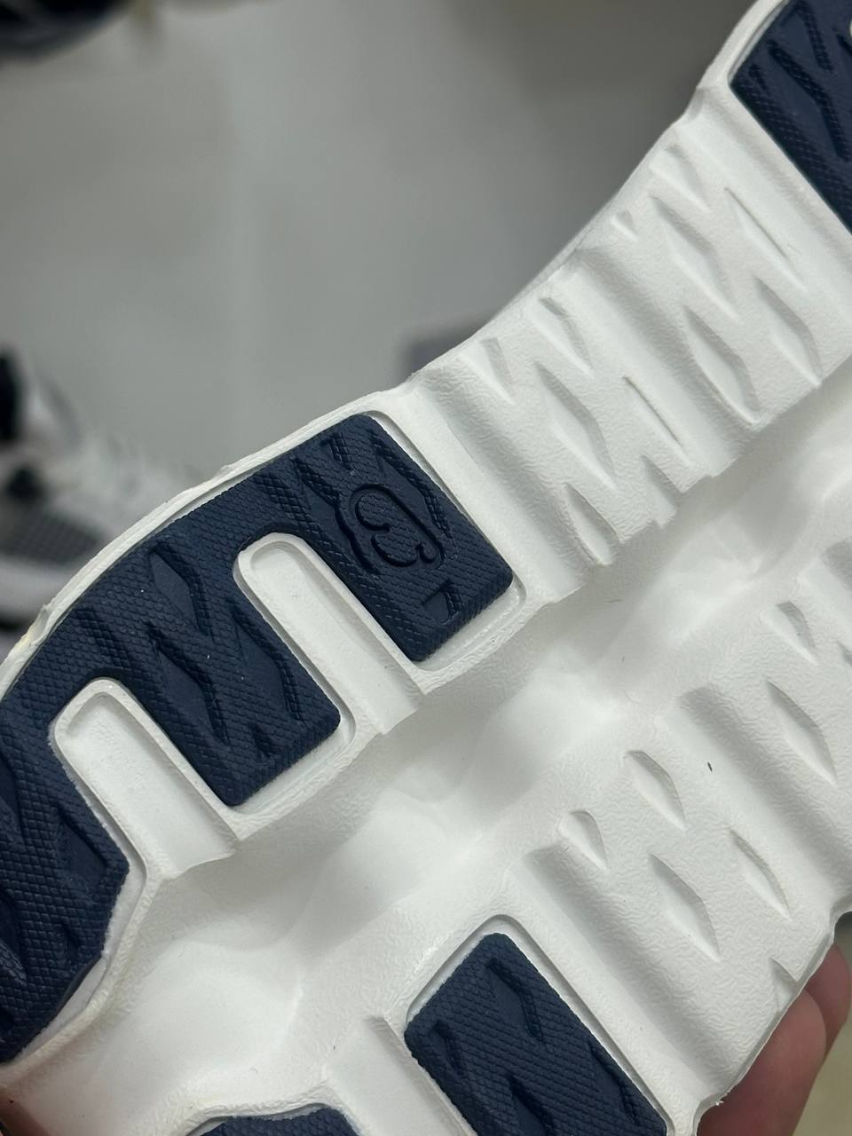 On Running Cloudtilt navy blue white sole&assents