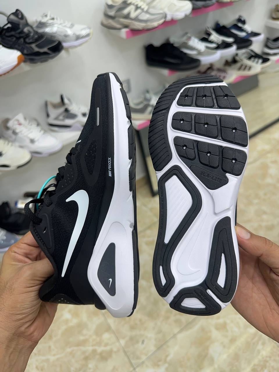 Nike Structure 26 Black/White