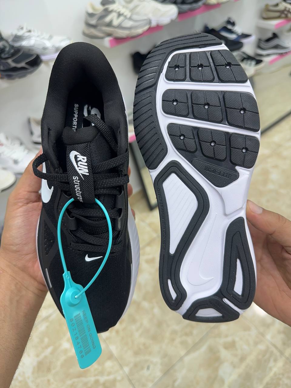 Nike Structure 26 Black/White