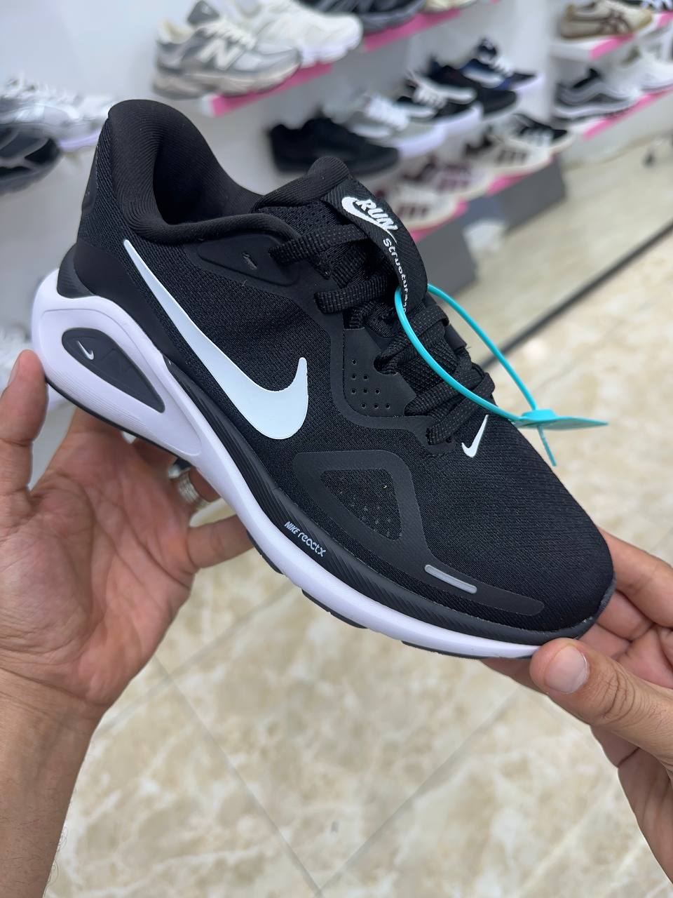 Nike Structure 26 Black/White