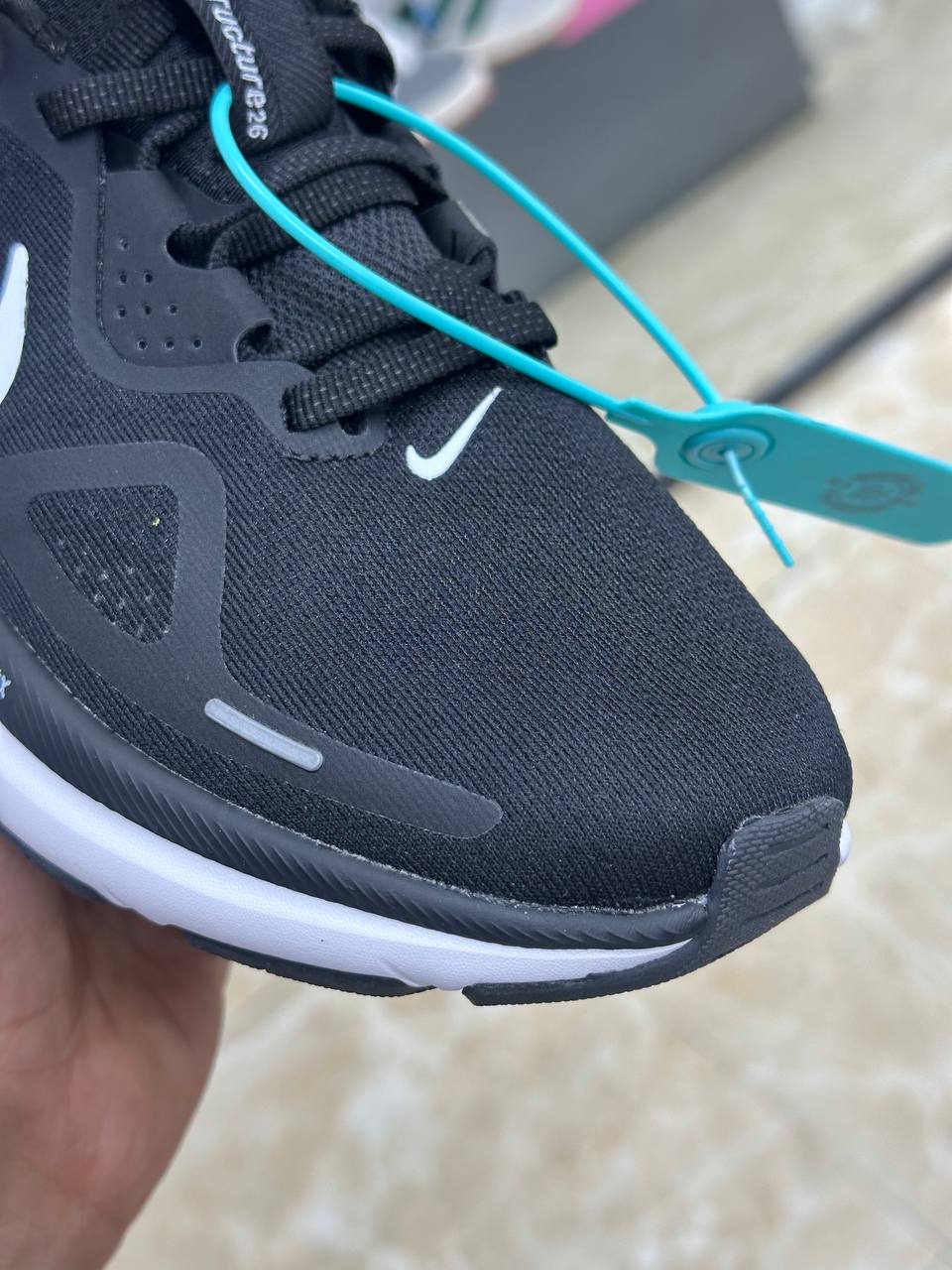 Nike Structure 26 Black/White