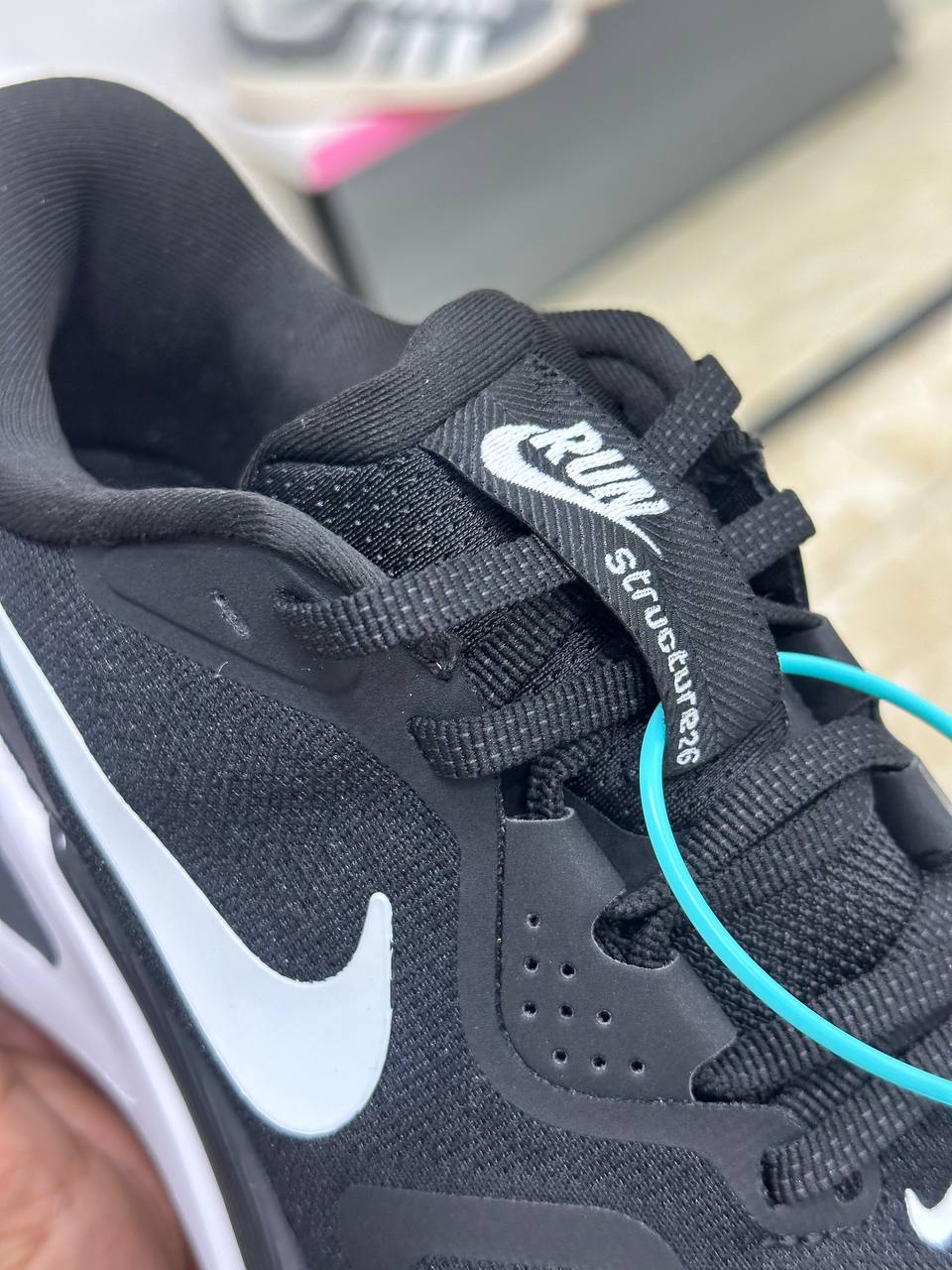 Nike Structure 26 Black/White