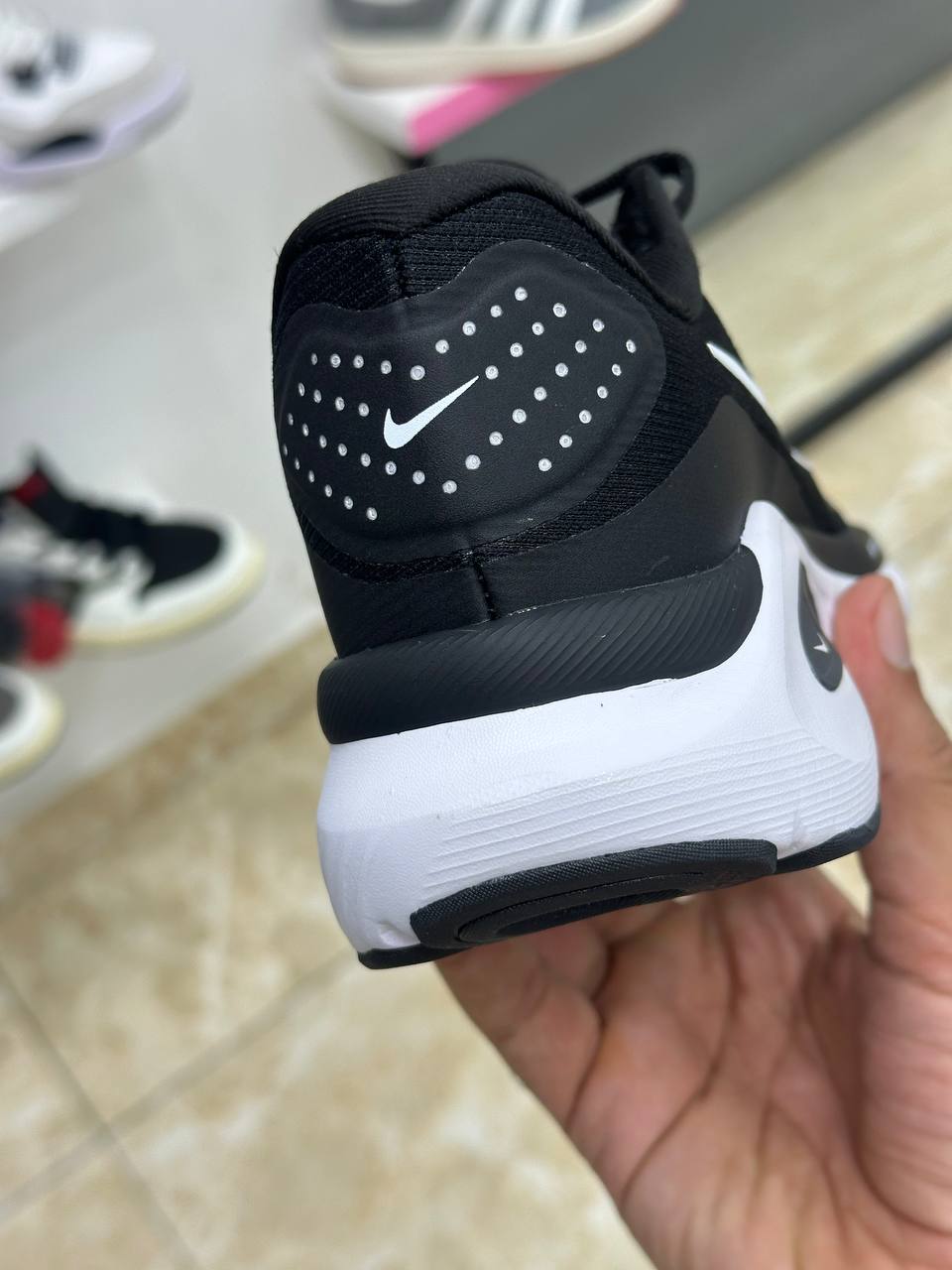 Nike Structure 26 Black/White