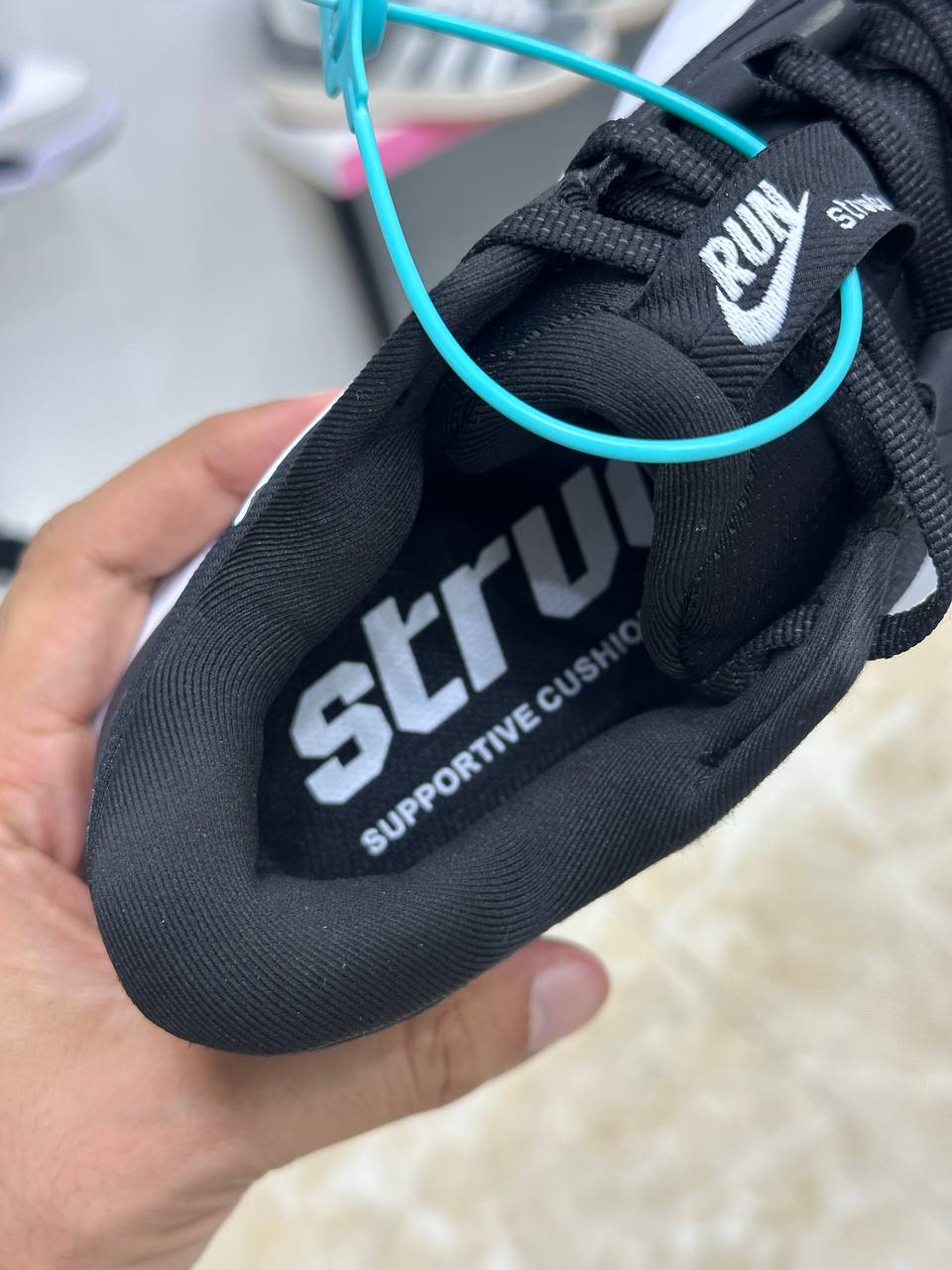 Nike Structure 26 Black/White