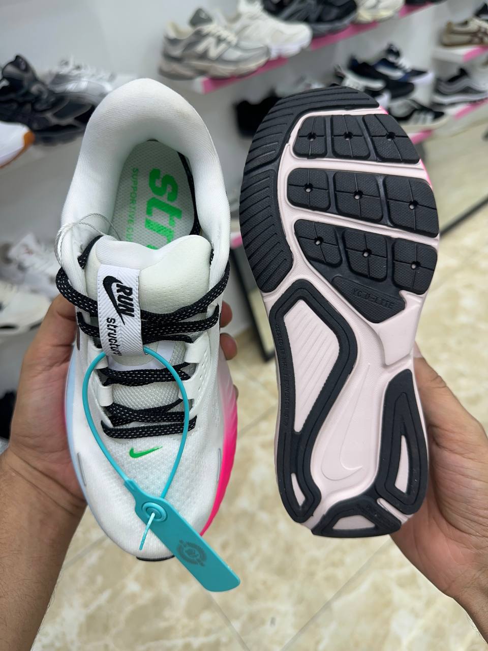 NIKE STRUCTURE 26 WHITE BLACK GLACIER ICE HYPER