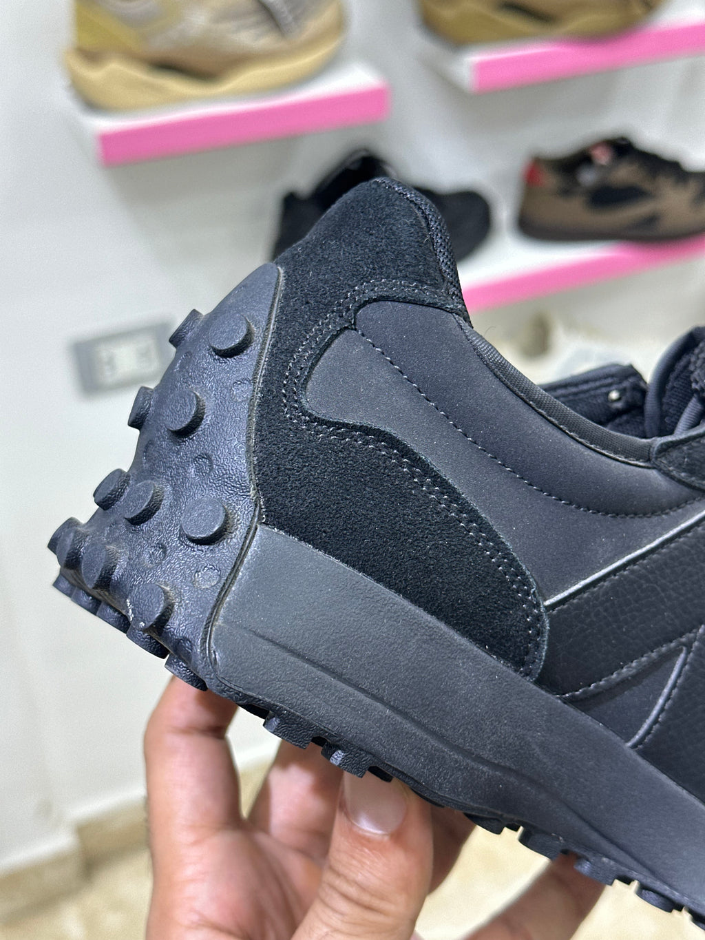 NewBalance 327 “Full Black”