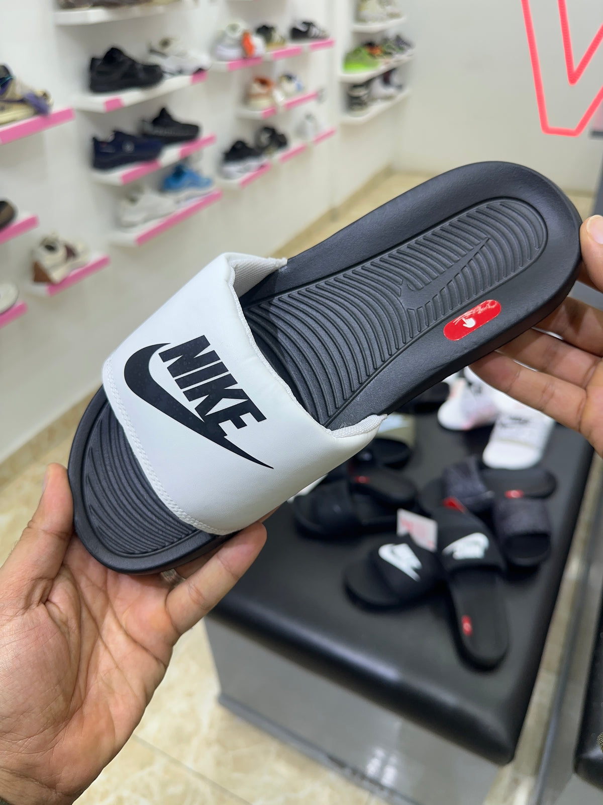 Nike Victori One (Nike Tick) - Black White T3